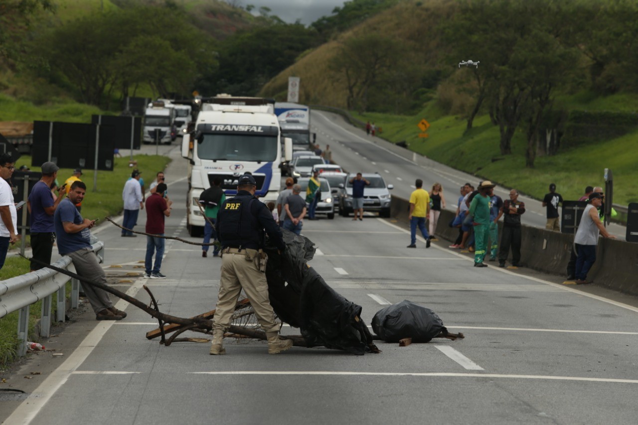 Manifestações de pequenos grupos de caminhoneiros interditam trechos de rodovias. Na foto, trecho em Barra Mansa,  foi interditado por manifestantes, nos dois sentidos na Dutra (BR-116) — Foto: Fabiano Rocha