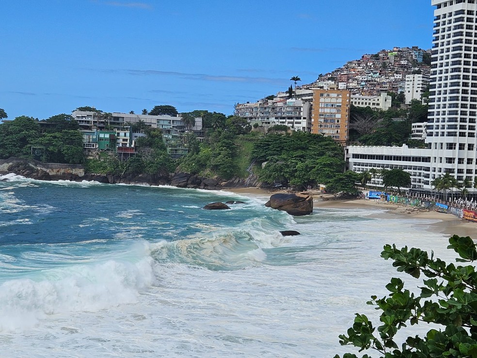 Ressaca na manhça deste domingo — Foto: Dan Delmiro