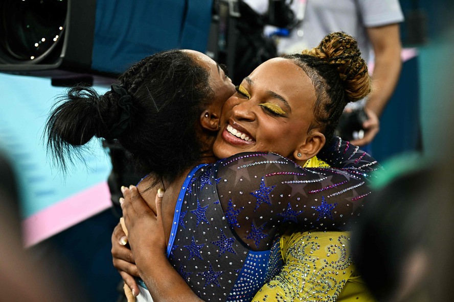 Simone Biles e Rebeca Andrade se abraçam em Paris-2024