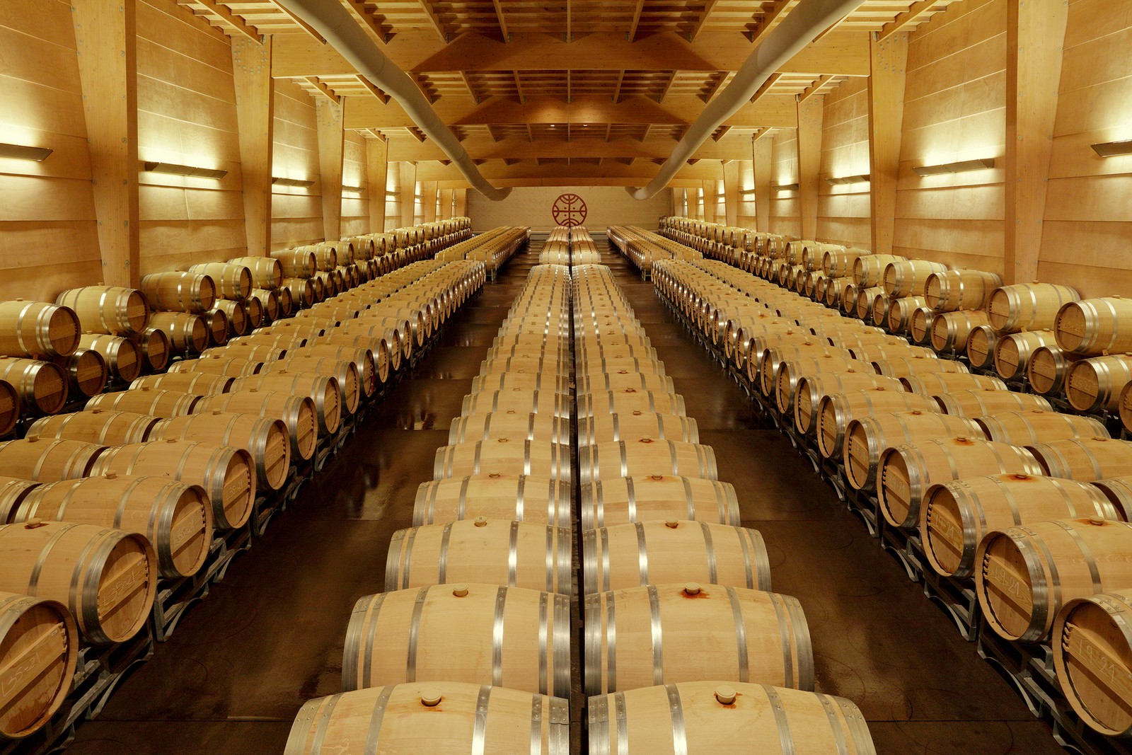 O grand chai impressiona: mais de 500 barricas onde o vinho estagia — Foto: Divulgação