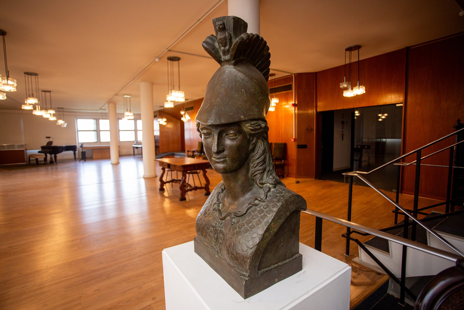 Busto de bronze de Minerva, feito por Auguste Marie Taunay. — Foto: Beatriz Orle/O Globo