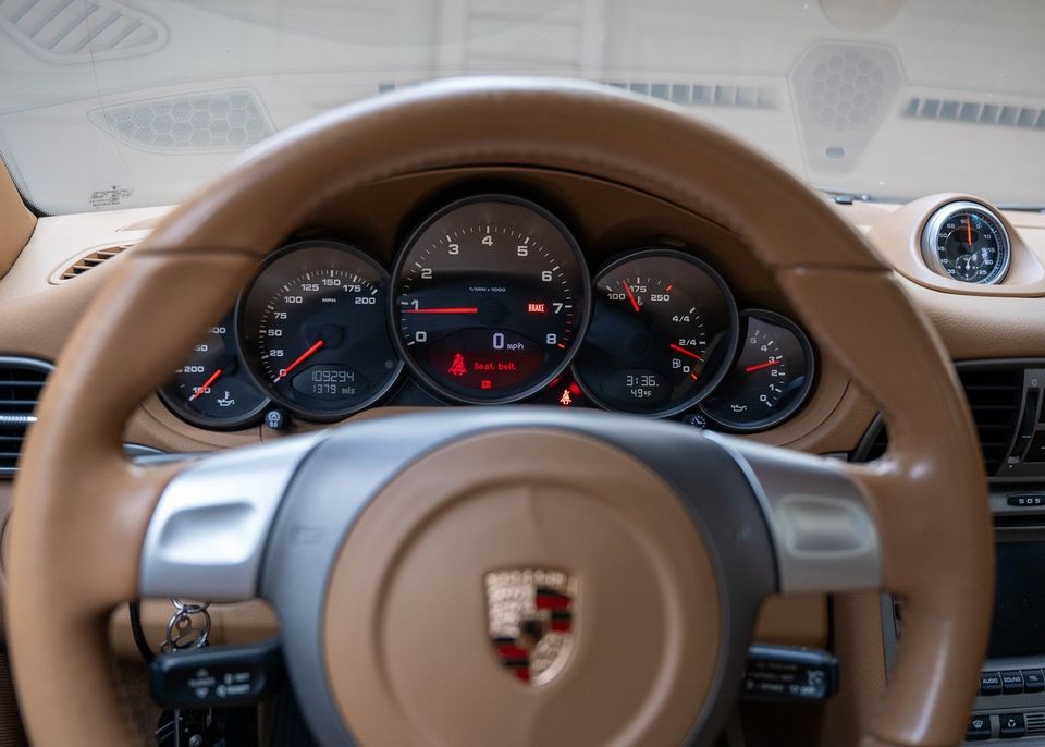 'Modificado para Safari': Porsche 911 Carrera é anunciado para venda por R$ 350 mil em rede social; veja fotos — Foto: Reprodução