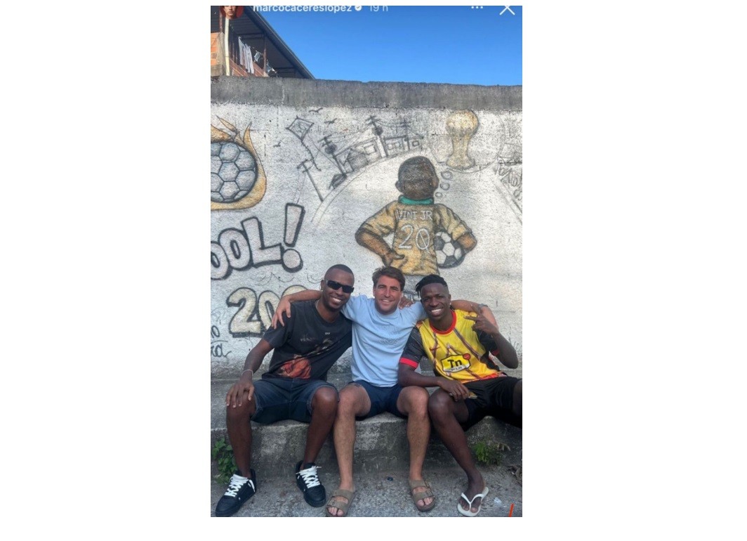 Vinícius Oliveira e o filho, Vini Rj abraçam o ator Marco Caceres — Foto: Reprodução/Instagram