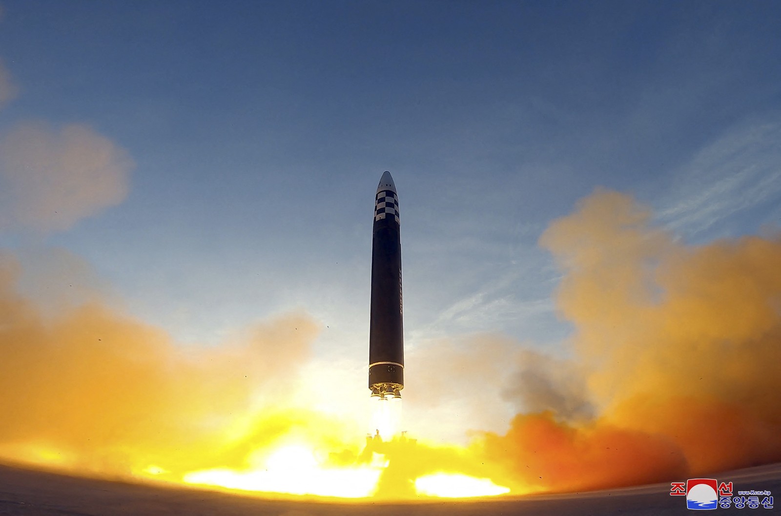 Coreia do Norte divulga imagem doo lançamento do míssil balístico intercontinental Hwasong-17 (ICBM) no Aeroporto Internacional de Pyongyang — Foto: KCNA VIA KNS/AFP