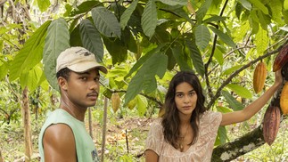 Os atores Juan Paiva e Theresa Fonseca numa fazenda de cacau em Ilhéus, em meio às gravações da novela 'Renascer' — Foto: Fábio Rocha/TV Globo/Divulgação