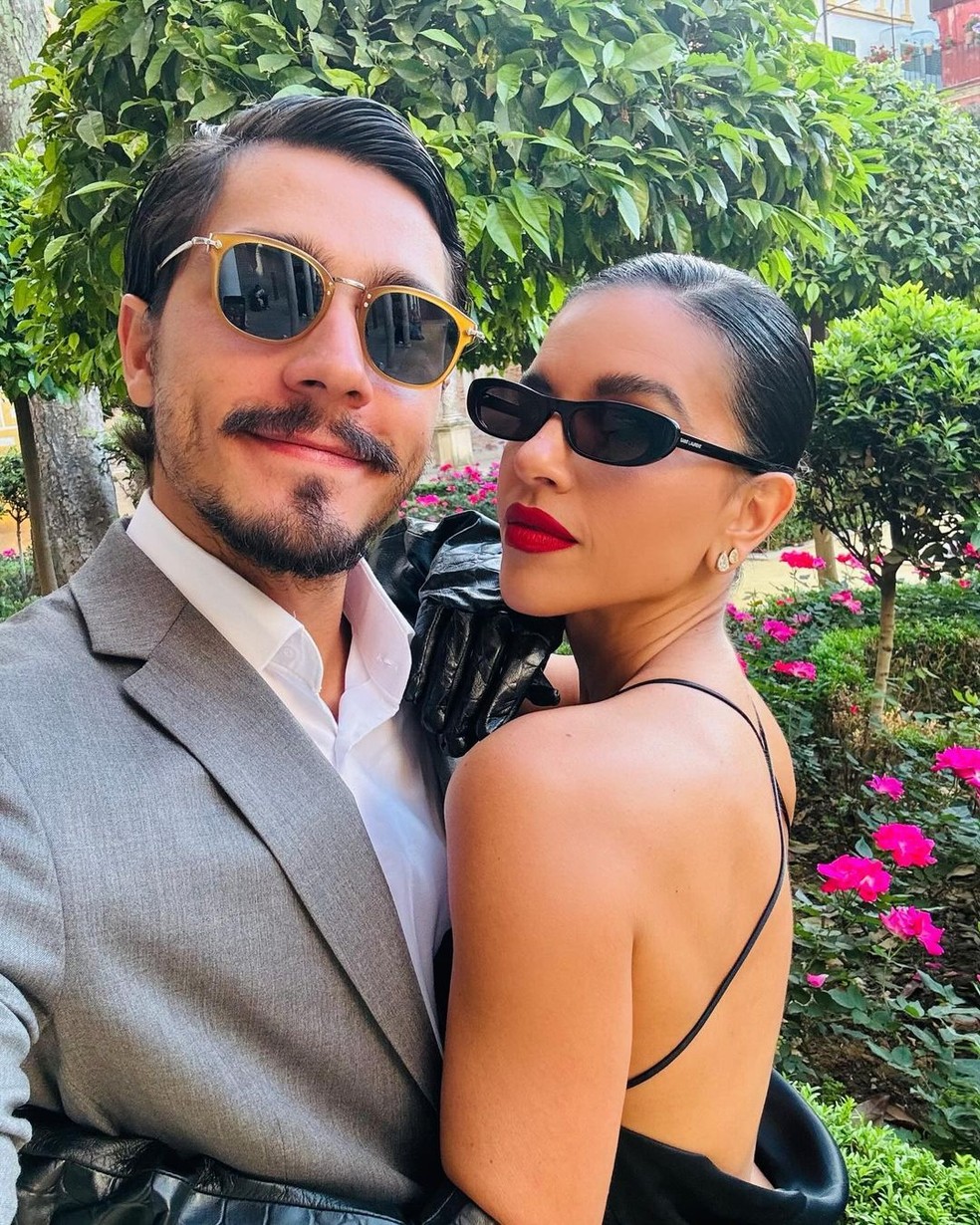 Casal completou look com óculos de sol — Foto: Reprodução/Instagram