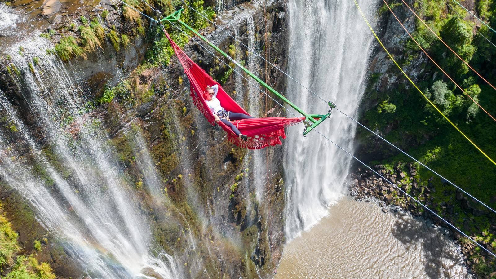 Rede suspensa na Cascata Sepultura (RS) — Foto: Divulgação