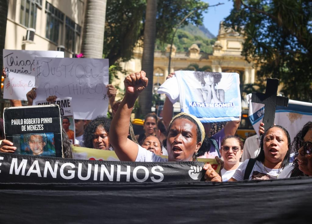 Protesto em frente ao Palácio Guanabara, organizado por familiares de vítimas da violência do estado — Foto: Foto: Márcia Foletto/Agência O Globo