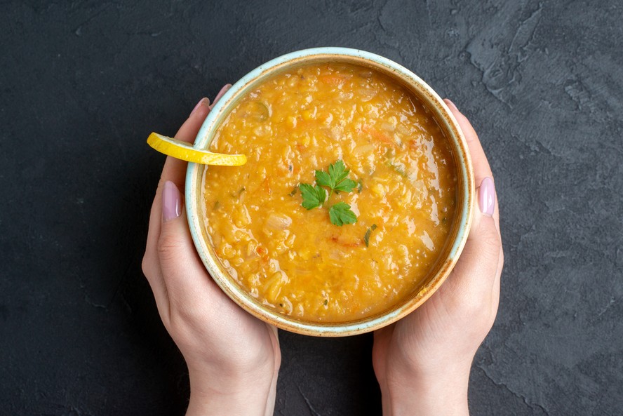 Conheça o caldo que substitui o colágeno e o ácido hialurônico e que pode ser consumido todos os dias