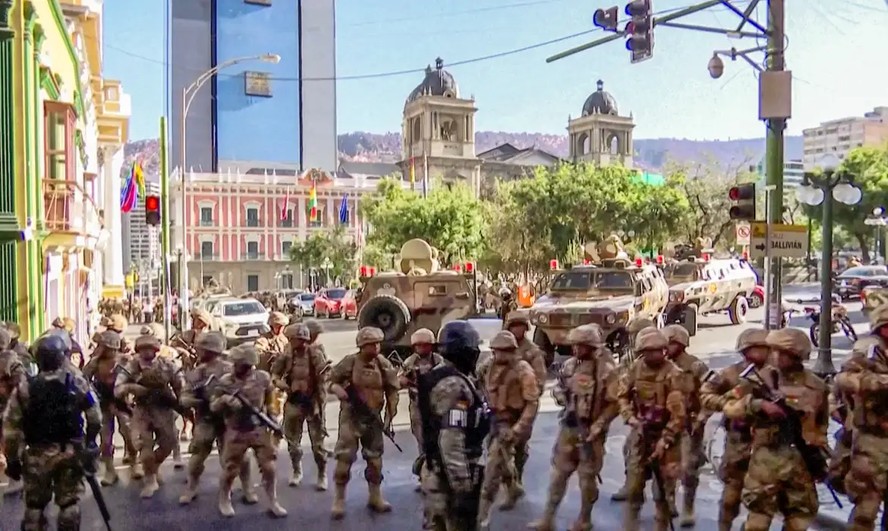 Militares durante tentativa de golpe na Bolívia