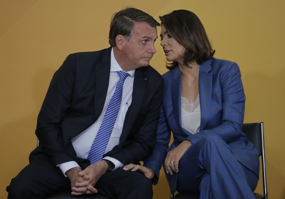 Jair Bolsonaro e Michelle Bolsonaro, durante cerimônia no Palácio do Planalto — Foto: Cristiano Mariz/Agência O Globo/10-11-2021