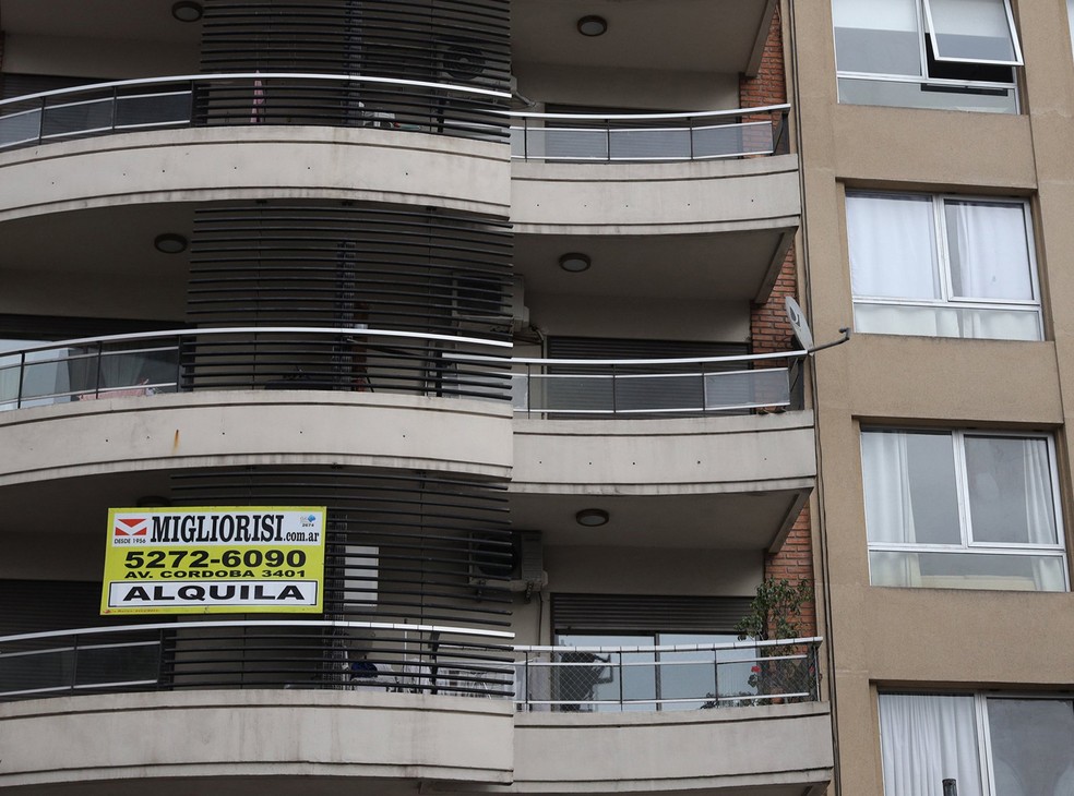 Anúncio de aluguel em prédio de Buenos Aires: maioria das locações é cobrada em dólar, e argentinos sofrem para conseguir imóvel pagando em pesos — Foto: La Nación