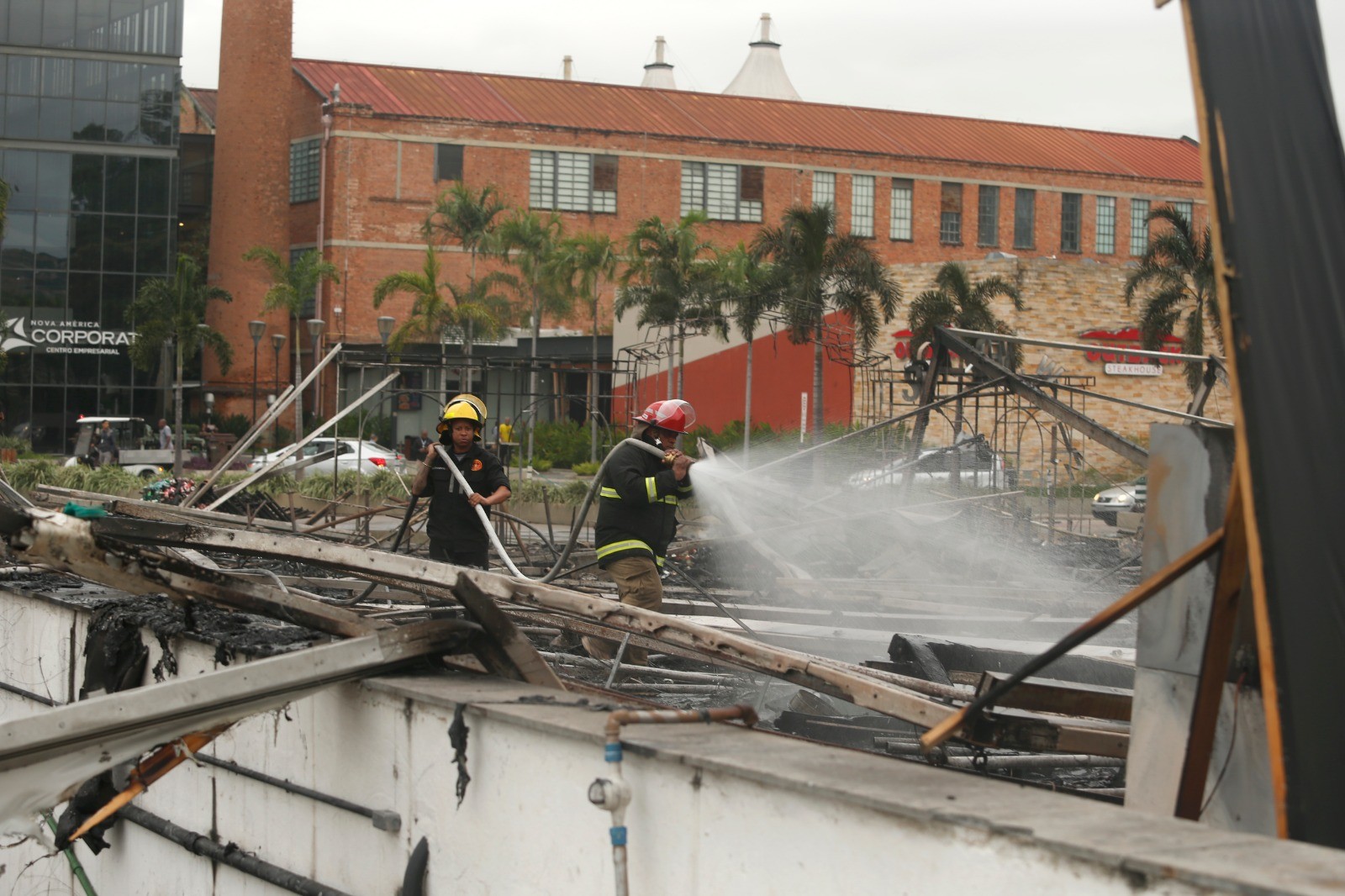 Ainda não se sabe o que causou as chamas — Foto: Fabiano Rocha / Agência O Globo