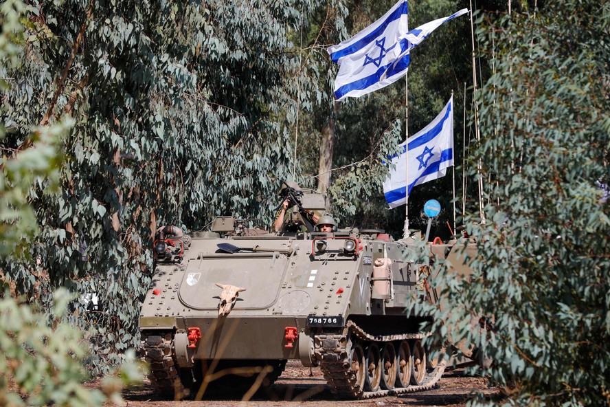 Soldados israelenses posicionam-se na cidade de Kiryat Shmona, no norte, perto da fronteira com o Líbano
