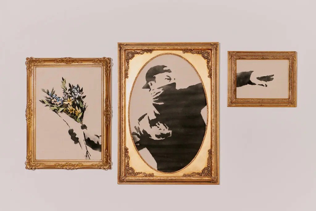 “Flower Thrower Triptych” de Banksy, assinado e datado “Banksy 2010” — Foto: Vincent Tullo/New York Times