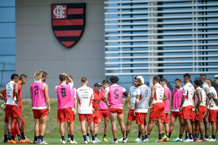 Sampaoli conversa com elenco