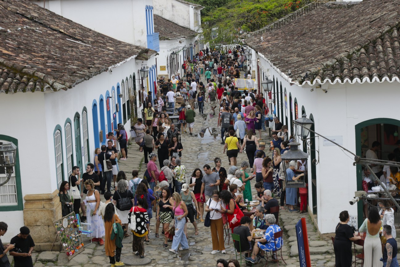 Paraty recebe pessoas de todos os lugares para mais um ano de Flip — Foto: Domingos Peixoto/Agência O Globo