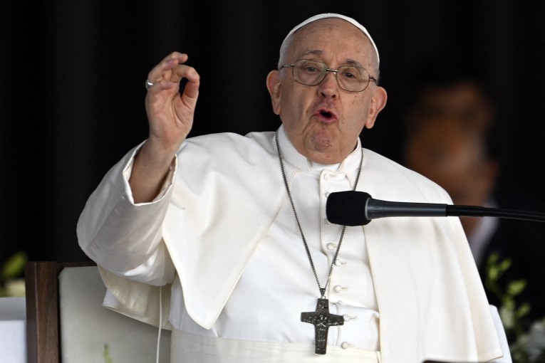 Papa Francisco chega ao Santuário de Fátima, em Portugal, durante Jornada Mundial da Juventude — Foto: Patricia DE MELO MOREIRA / AFP