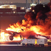 Avião da Japan Airlines pega fogo em uma pista do Aeroporto Haneda, em Tóquio, após colisão - JIJI PRESS / AFP