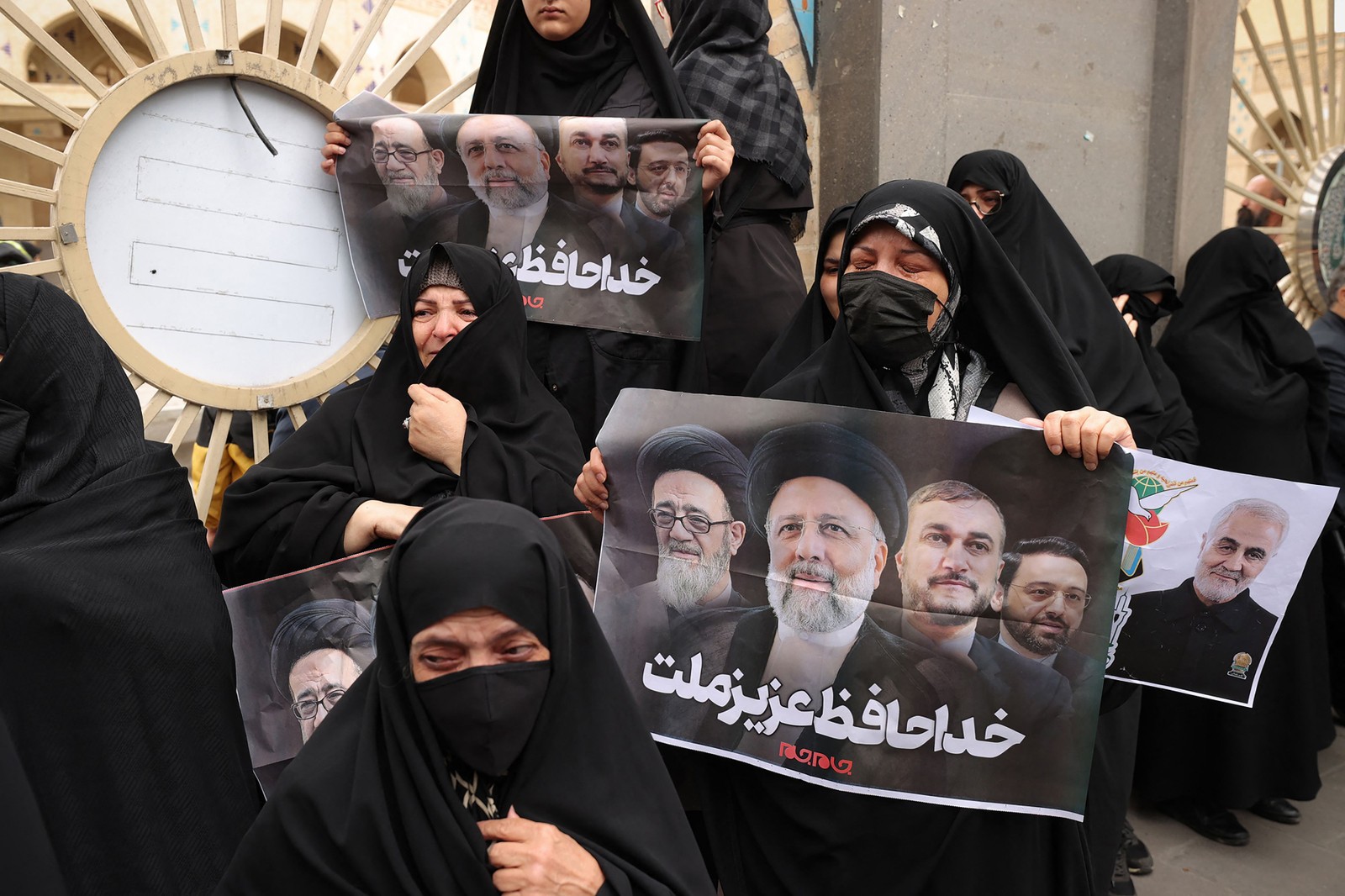 Esta foto fornecida pelo gabinete do presidente iraniano mostra pessoas em luto participando de um cortejo fúnebre em Tabriz, capital da província iraniana do Azerbaijão Oriental, em 21 de maio de 2024 — Foto: Presidência Iraniana / AFP