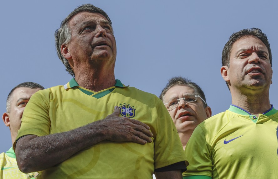 O ex-presidente Jair Bolsonaro ao lado do pré-candidato do PL à prefeitura do Rio, Alexandre Ramagem, durante ato político na Tijuca, Zona Norte do Rio