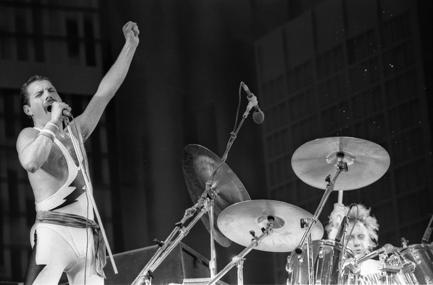 Freddie Mercury durante apresentação do Queen no Rock in Rio, em 1985; cantor morreu em 1991