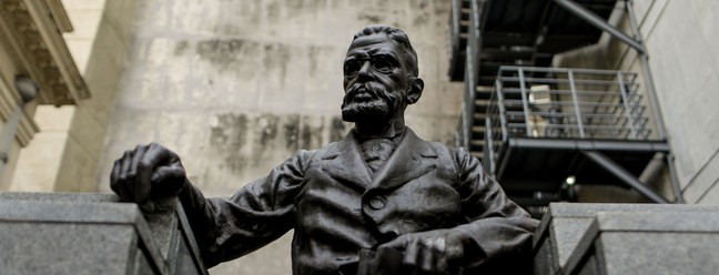 Monumento a Machado de Assis, na ABL, no Centro: ascendência negra— Foto: Gabriel de Paiva / Agência O Globo