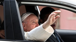 Pontífice surpreendeu ao sair com um Toyota Corolla Cross — Foto: Patricia de Melo Moreira / AFP