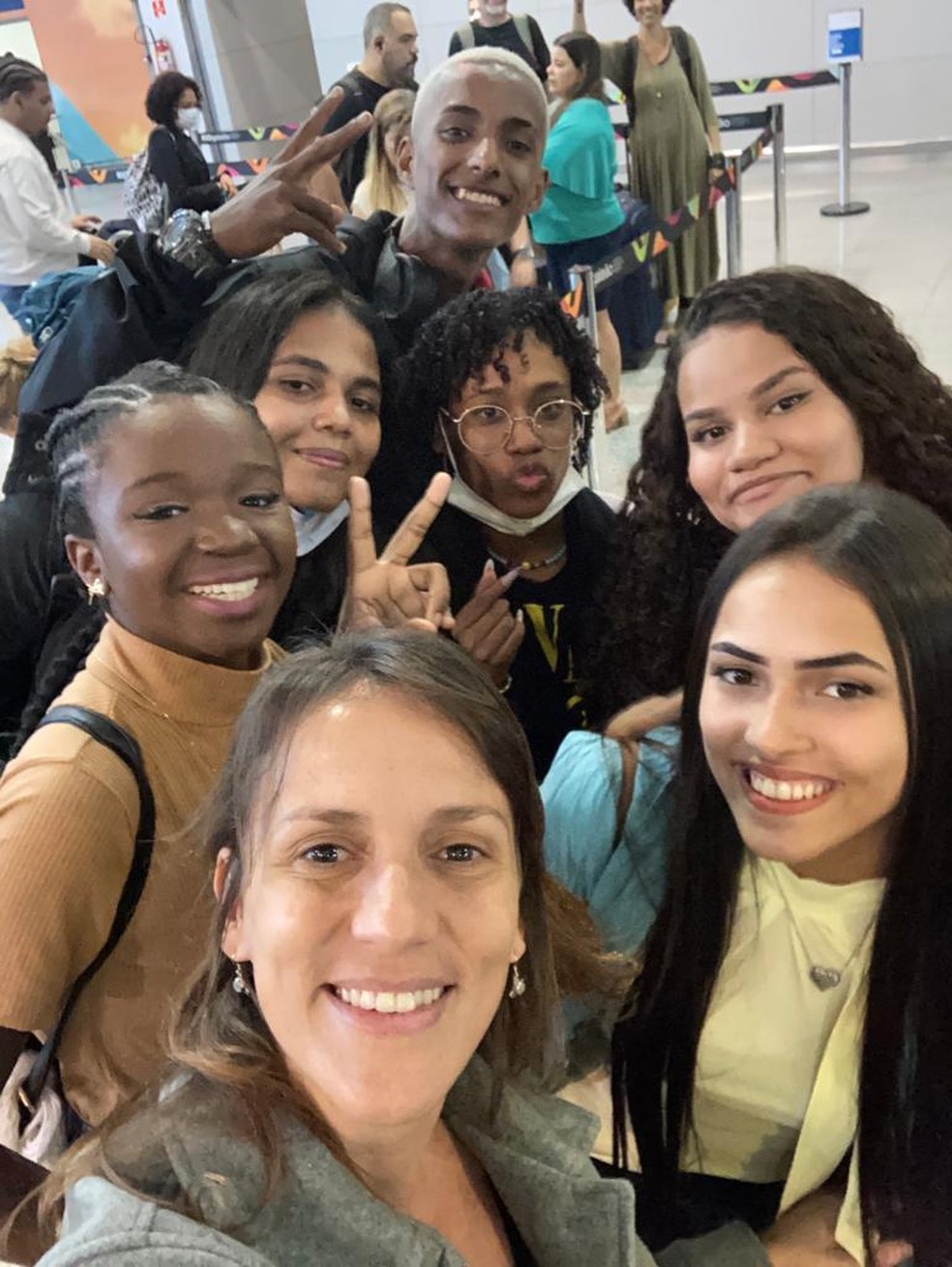 Selfie no aeroporto. À frente, a professora Ana Dillon, com os estudantes, da esquerda para a direita: Geovana de Oliveira, Yasmim da Silva, Daniel Damas, Jannielly Borges, Agatha Camila da Silva, Gabriella de Magalhães — Foto: Reprodução/Ana Dillon