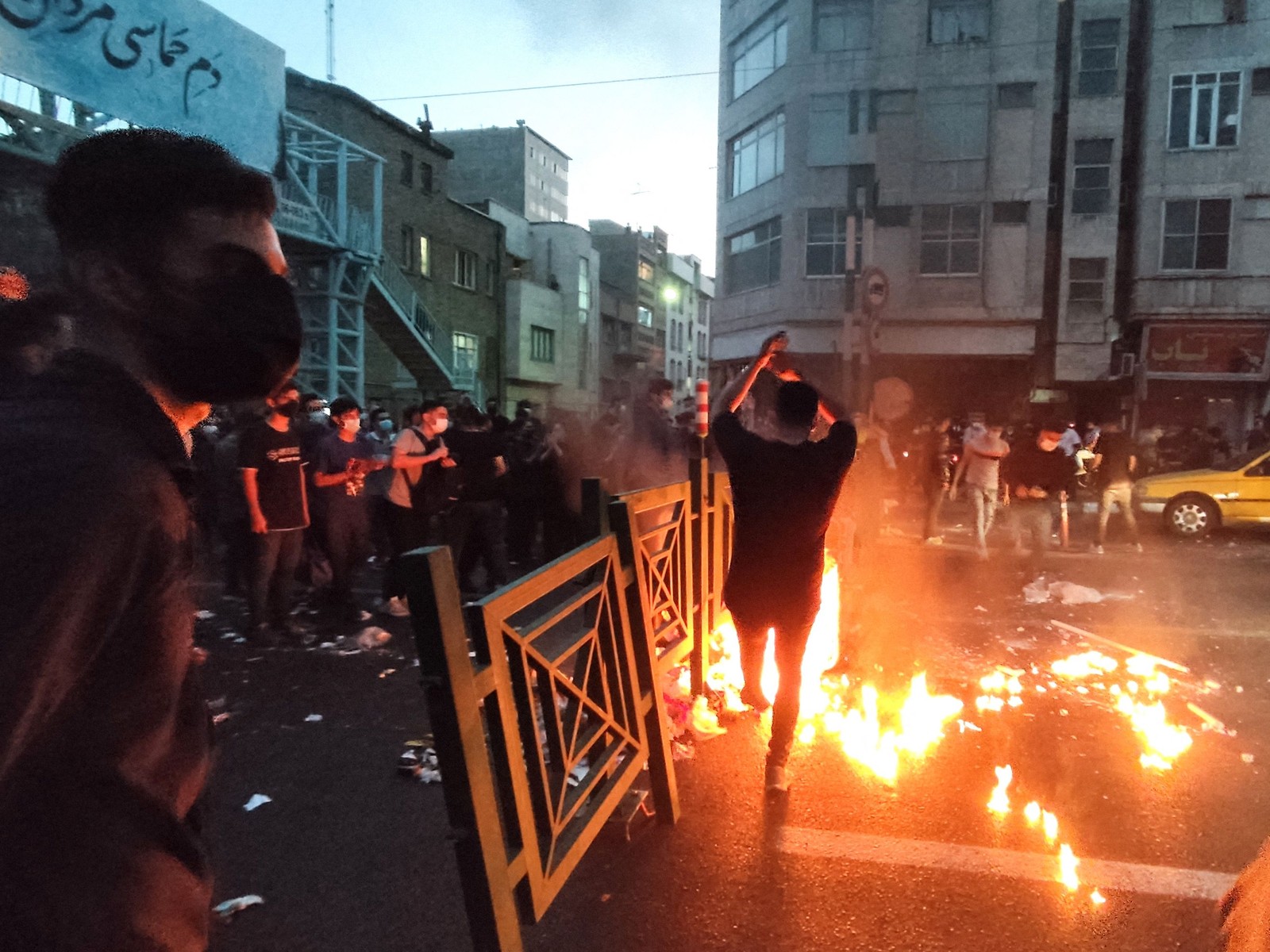 Manifestantes iranianos tomando as ruas da capital Teerã durante um protesto por Mahsa Amini — Foto: AFP