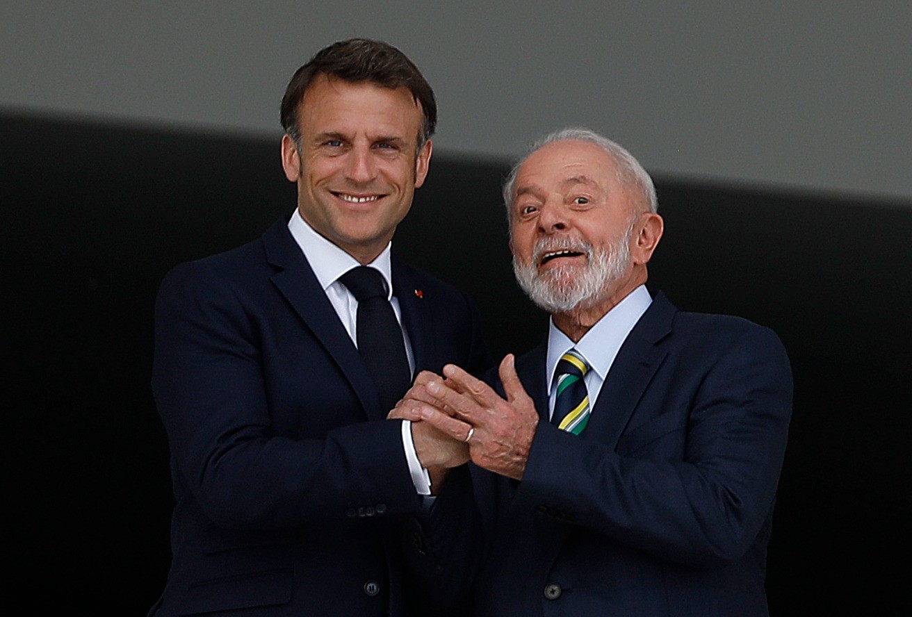 Lula e o presidente francês Emmanuel Macron no Palácio do Planalto, Brasília — Foto: Cristiano Mariz/Agência O Globo