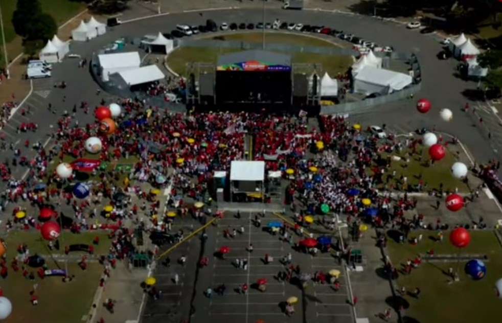 Transmissão aérea mostrou público limitado perto da hora prevista para discurso de Lula - Foto: Reprodução/TVT