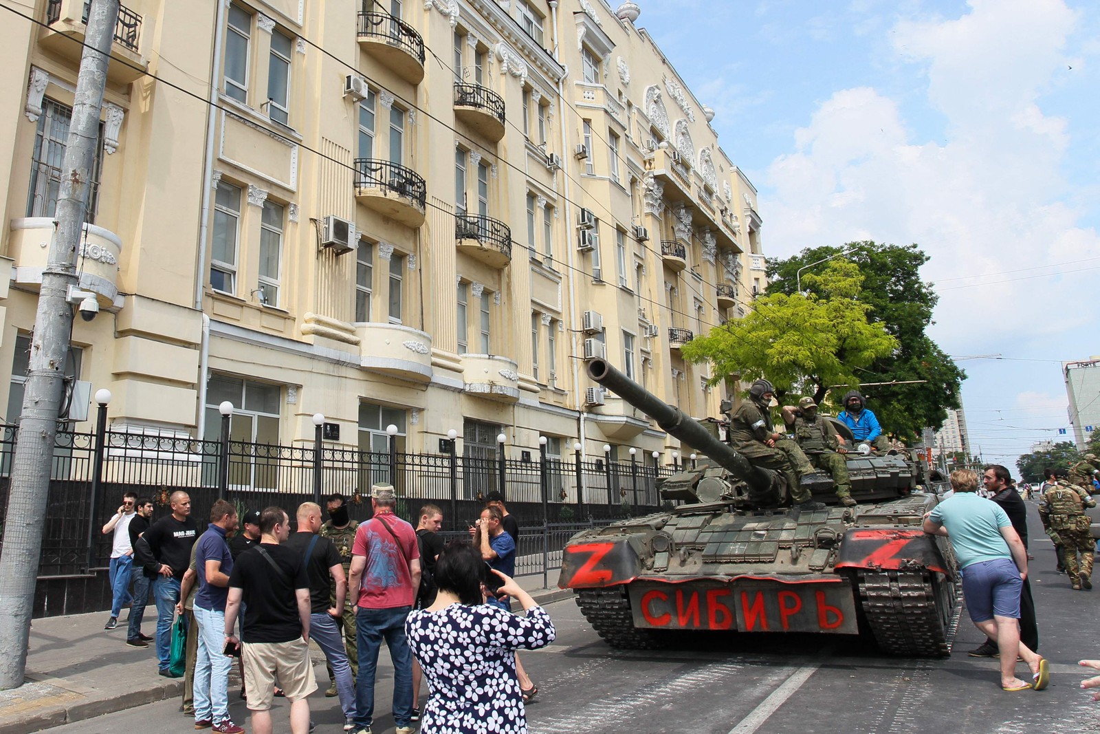 Integrantes do grupo Wagner dirigem um tanque de guerra em rua da cidade de Rostov, na Rússia — Foto: AFP