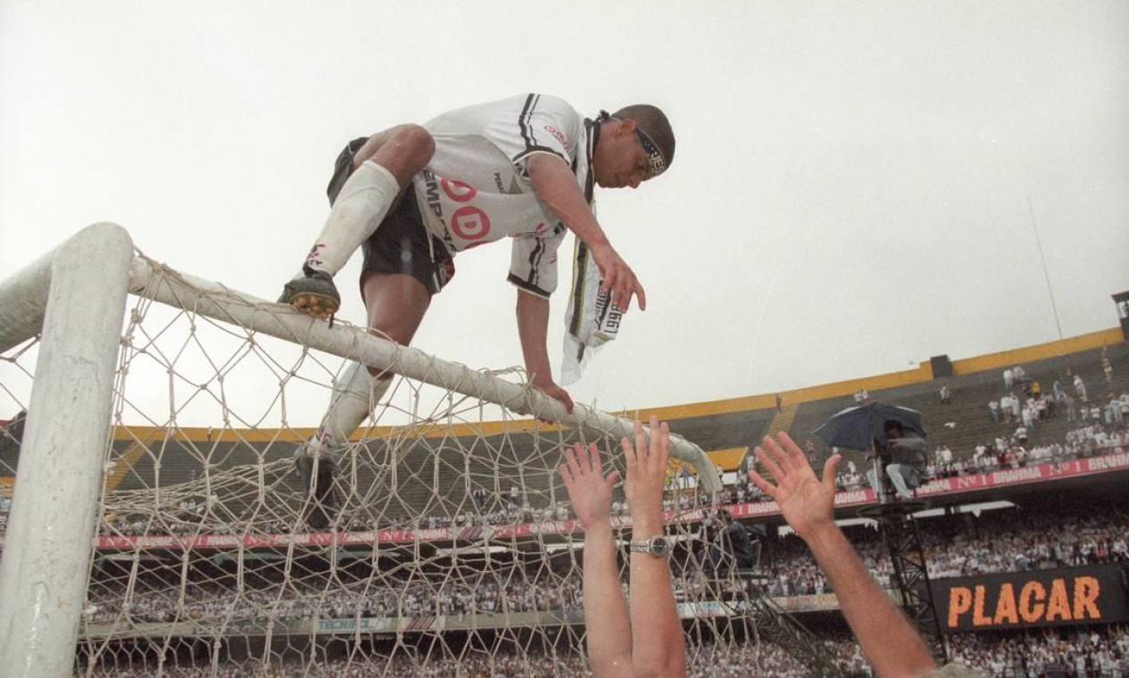 24º - CORINTHIANS (1998) - Marcelinho Carioca comemora o título do Timão.  — Foto: Luiz Carlos Santos/Agência O Globo