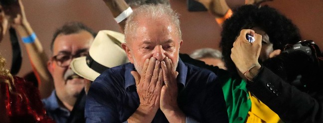 Lula comemora vitória apertada na eleição para presidente em um trio elétrico,  na Avenida Paulista (Foto: Caio Guatelli/ AFP)