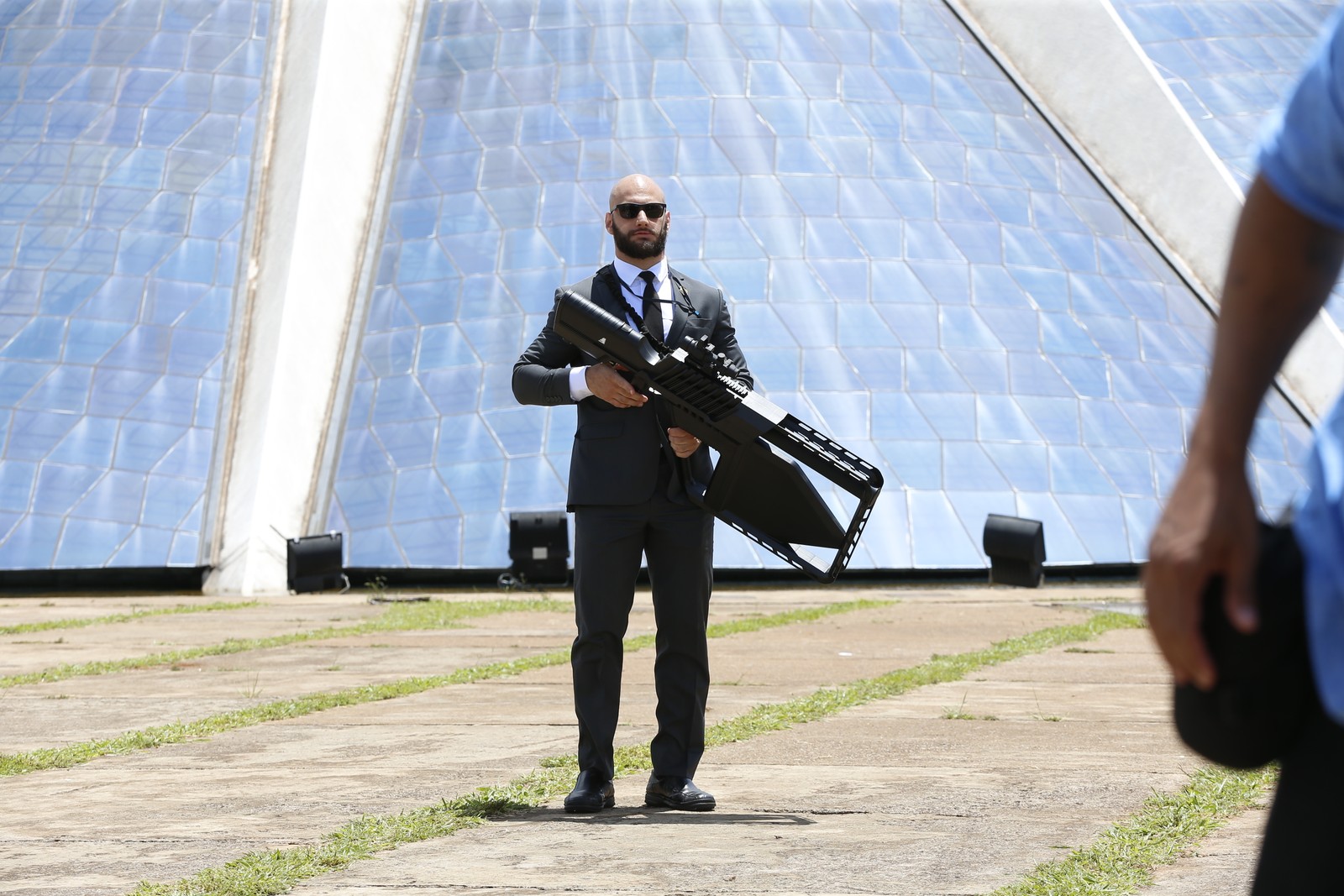 Agente federal empunha arma anti-drone para a posse do presidente Lula — Foto: Cristiano Mariz/Agência O Globo