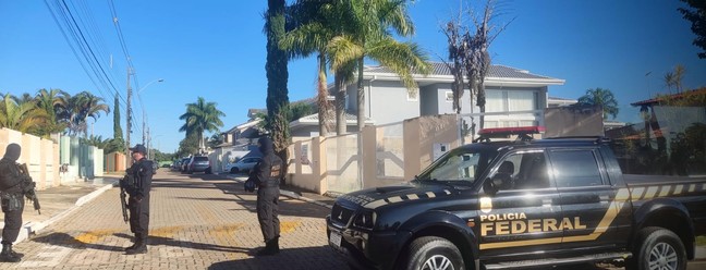 Polícia Federal faz busca e apreensão na casa do ex-presidente Jair Bolsonaro em Brasília  — Foto: Cristiano Mariz / O Globo