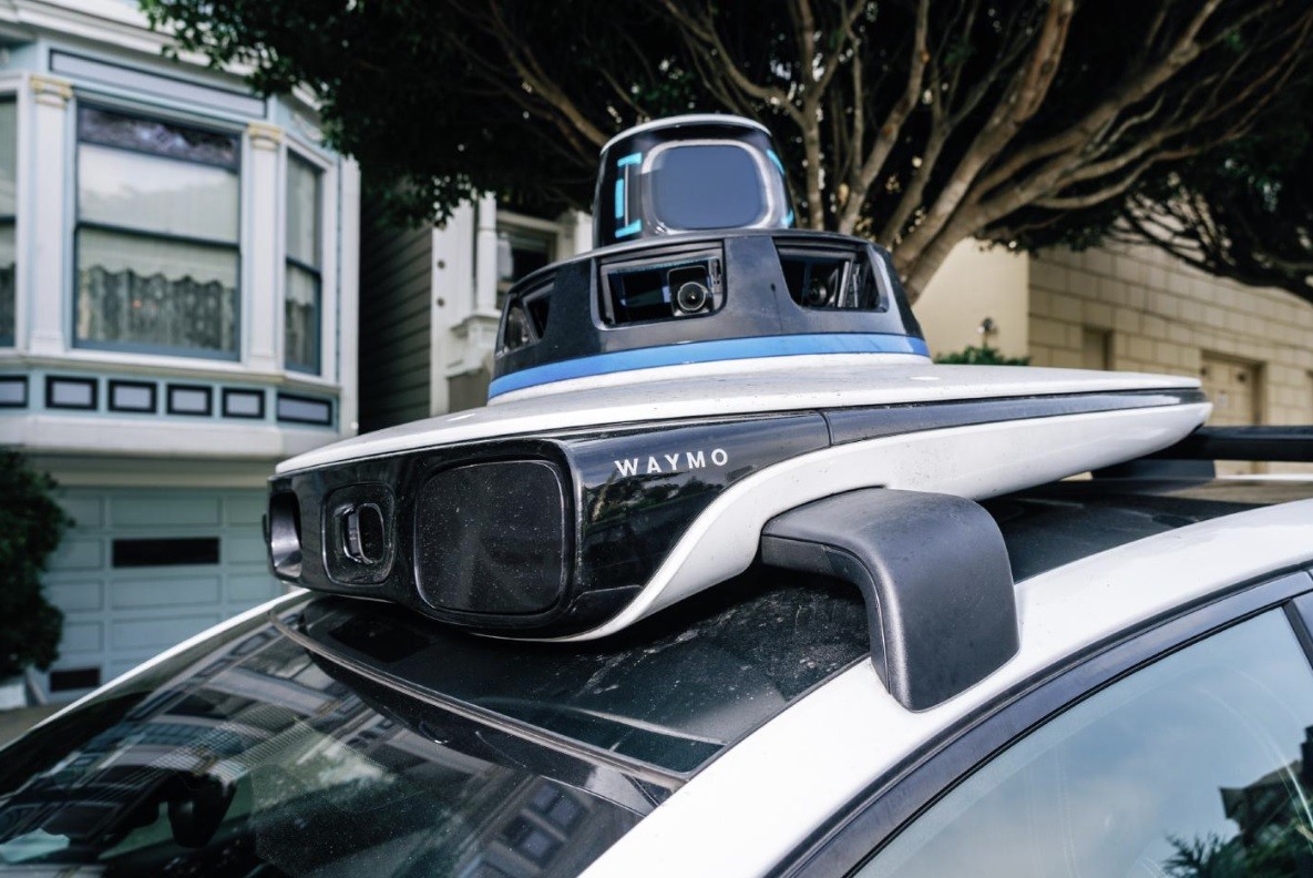 O táxi robô da Waymo é equipado com câmeras e sensores  em seu teto — Foto: Andri Tambunan/The New York Times