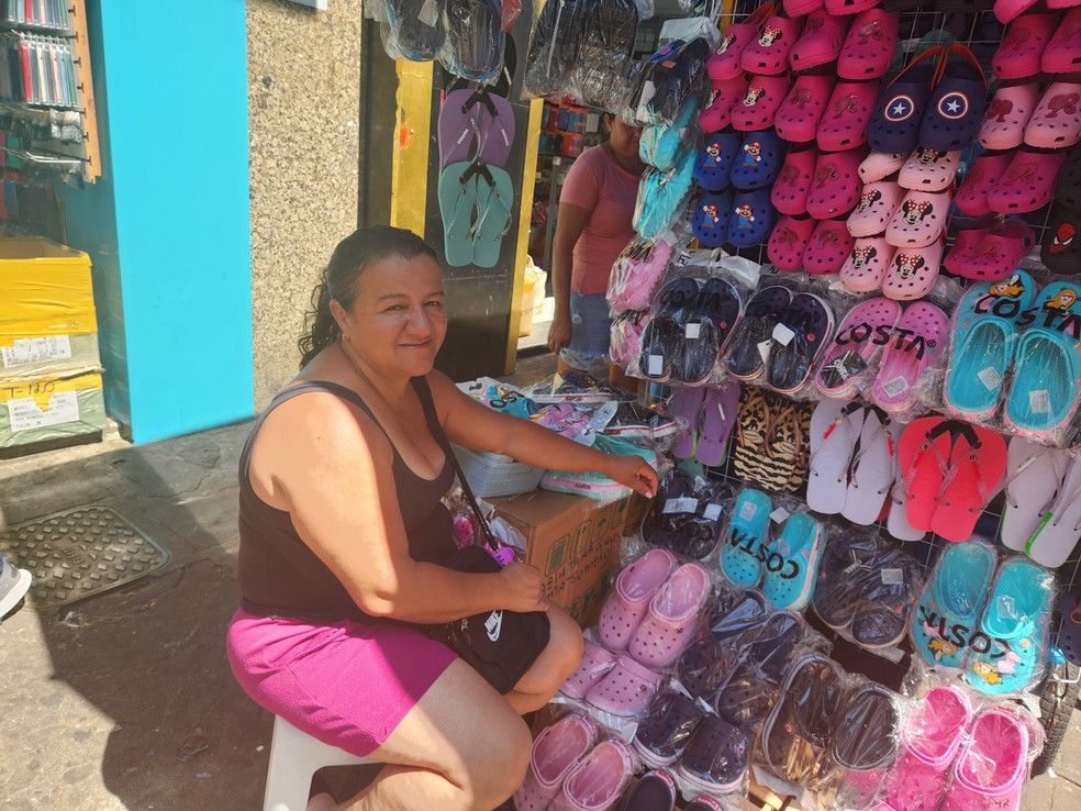 Luciene Ferreira de Lima trabalha em uma barraca na região da Rua 25 de Março: "Tá fora do comum" — Foto: Hyndara Freitas