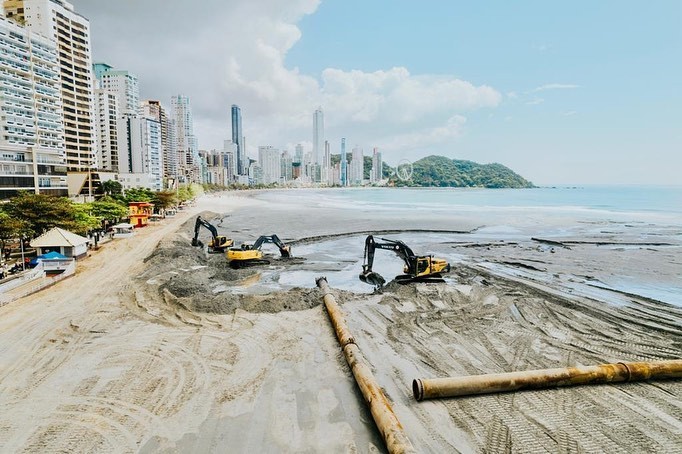 Praia Central durante obra de alargamento — Foto: Prefeitura de Balneário Camboriú/Facebook