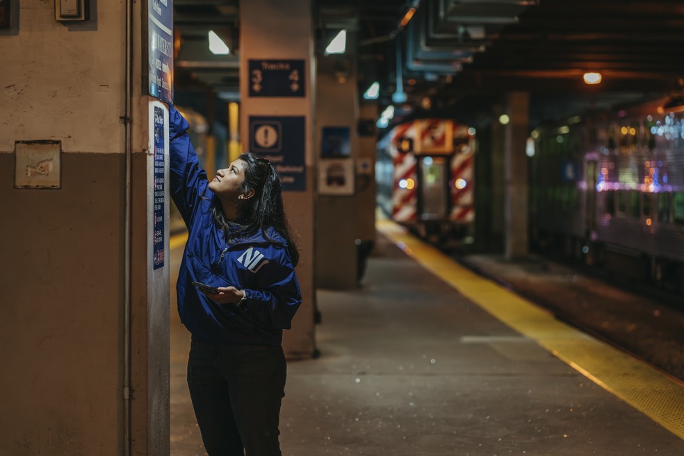 Anjali Thota, candidata a doutorado em engenharia civil na Northwestern University, colhe dados de sensor em estação de trem. — Foto: Jamie Kelter Davis/The New York Times