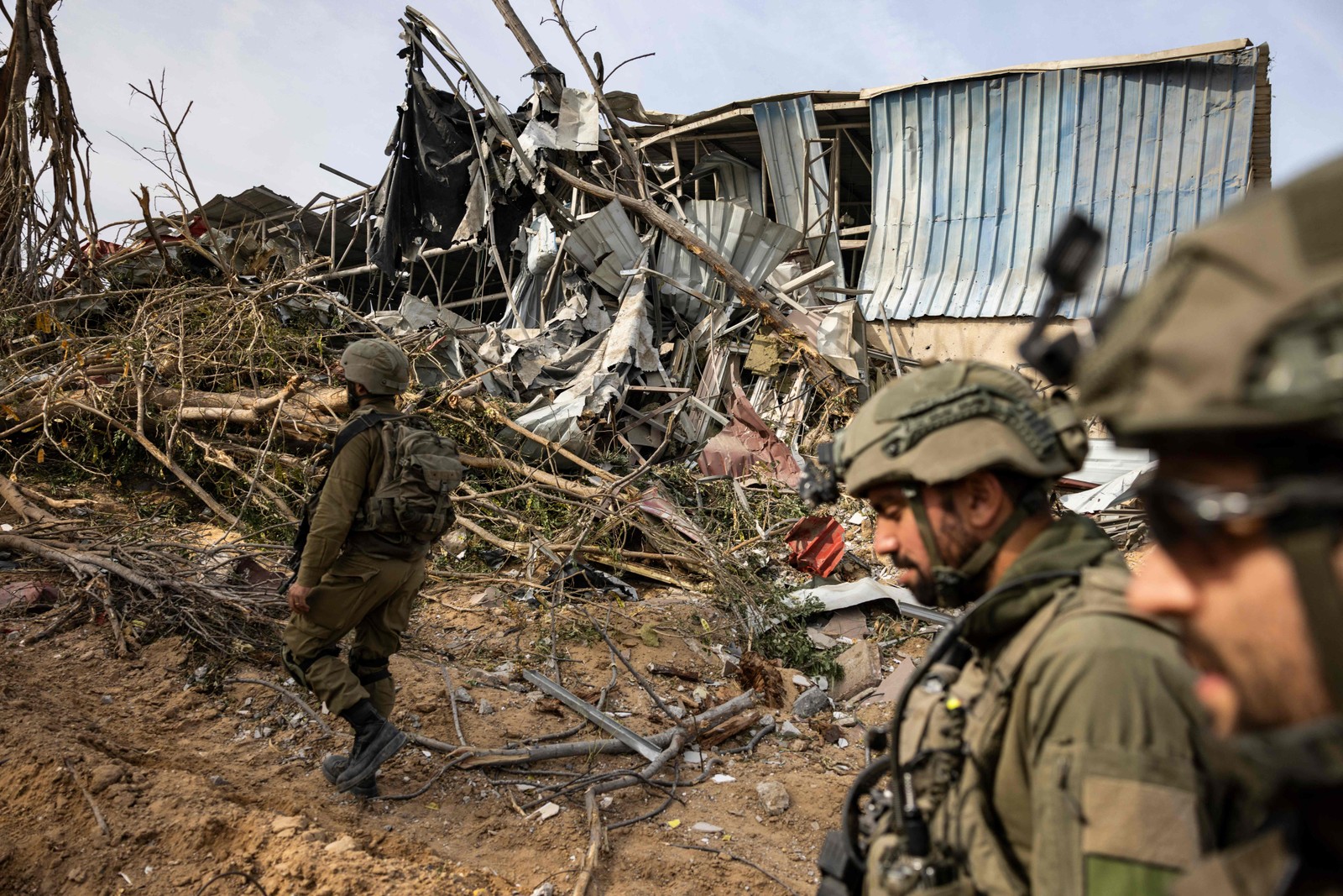 Soldados israelenses durante operação em al-Bureij, no centro da Faixa de Gaza — Foto: Menahem Kahana/AFP