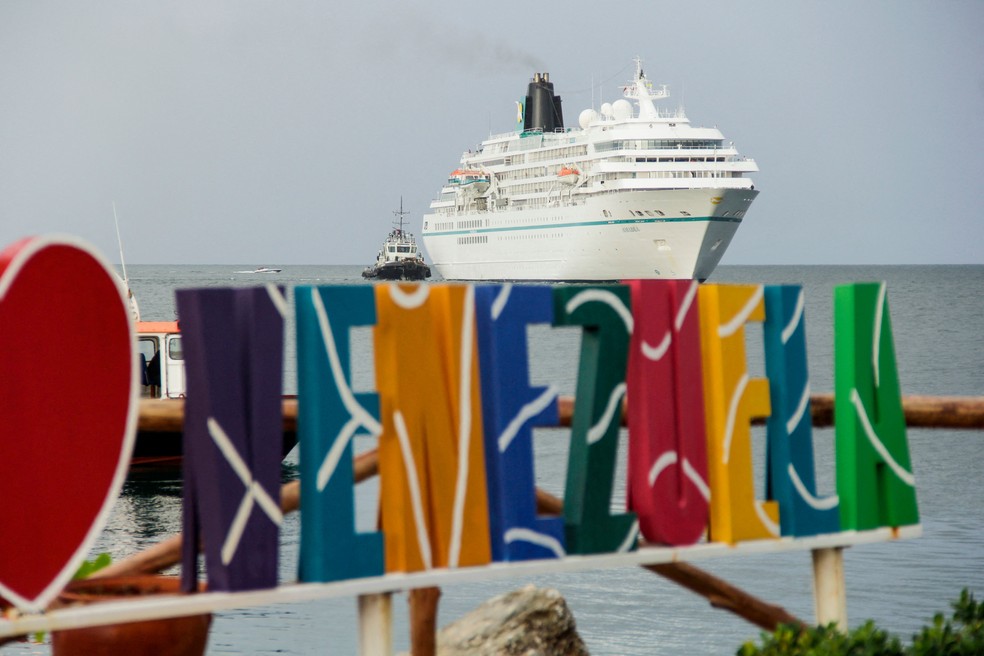 Para o governo venezuelano, a visita do MS Amadea, operado por uma empresa alemã, significa a retomada do turismo europeu no país — Foto: Gustavo Granado / AFP