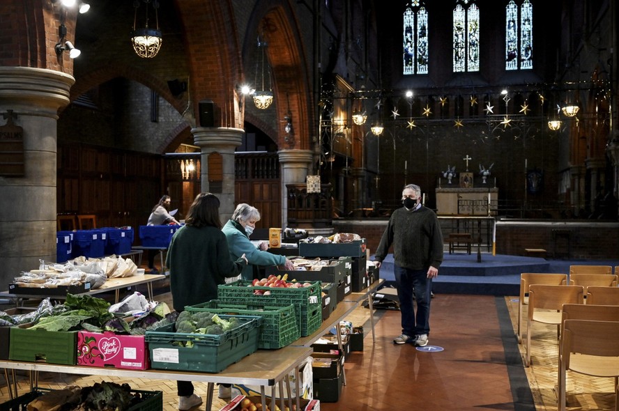 Voluntários ajudam em banco de alimentos na igreja de Santo André, no bairro londrino de Earlsfield