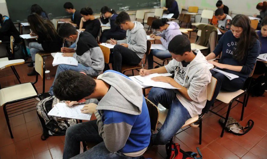 Alunos de ensino médio fazem prova simulada do Enem