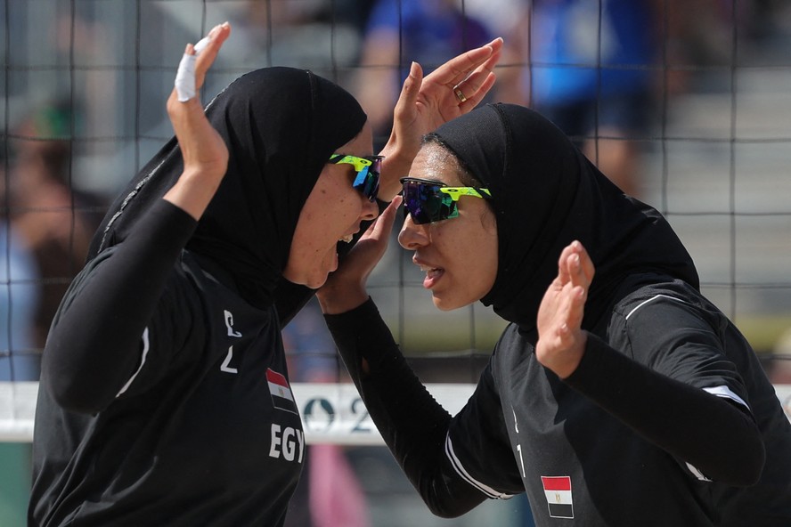 Doaa Elghobashy e Marwa Abdelhady, do Egito, celebram ponto no vôlei de praia nos Jogos de Paris