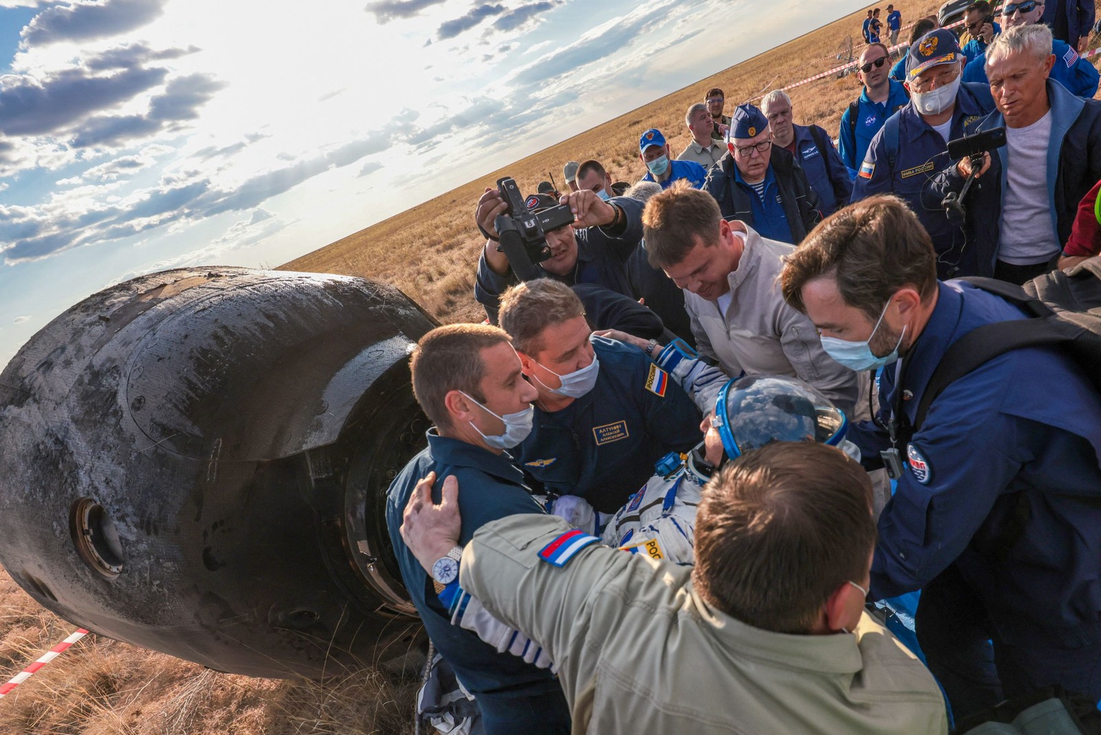 O cosmonauta russo Sergey Prokopyev é ajudado por especialistas após seu pouso na cápsula Soyuz MS-23 — Foto: AFP