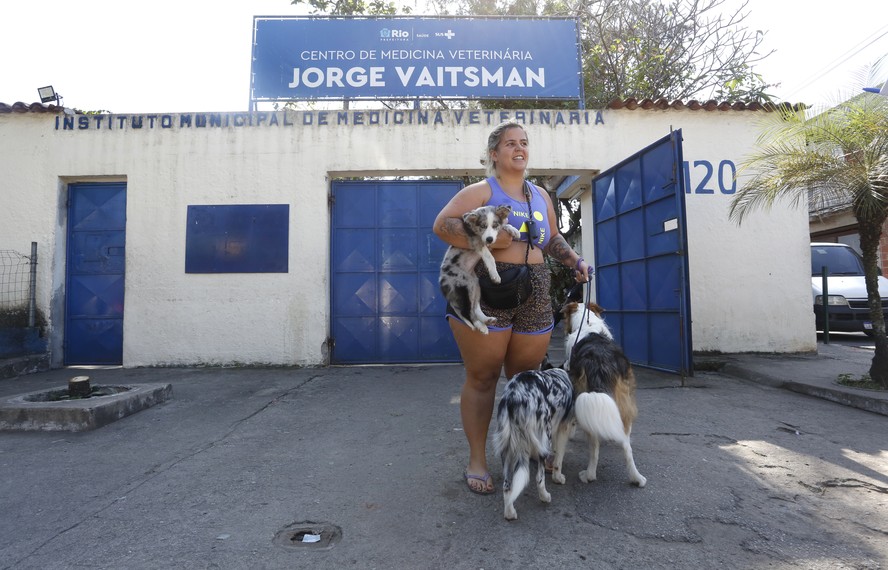 Tatiana com os três cães da raça Border Collie mora na Vila da Penha