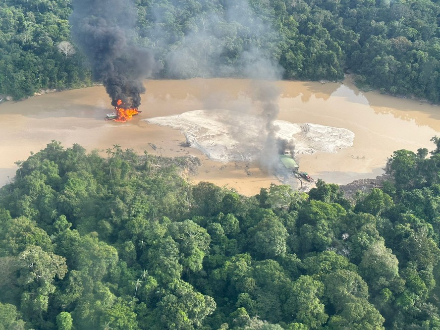 Balsa destruída durante a Operação Fronteira do Ouro, da Polícia Federal, na Amazônia