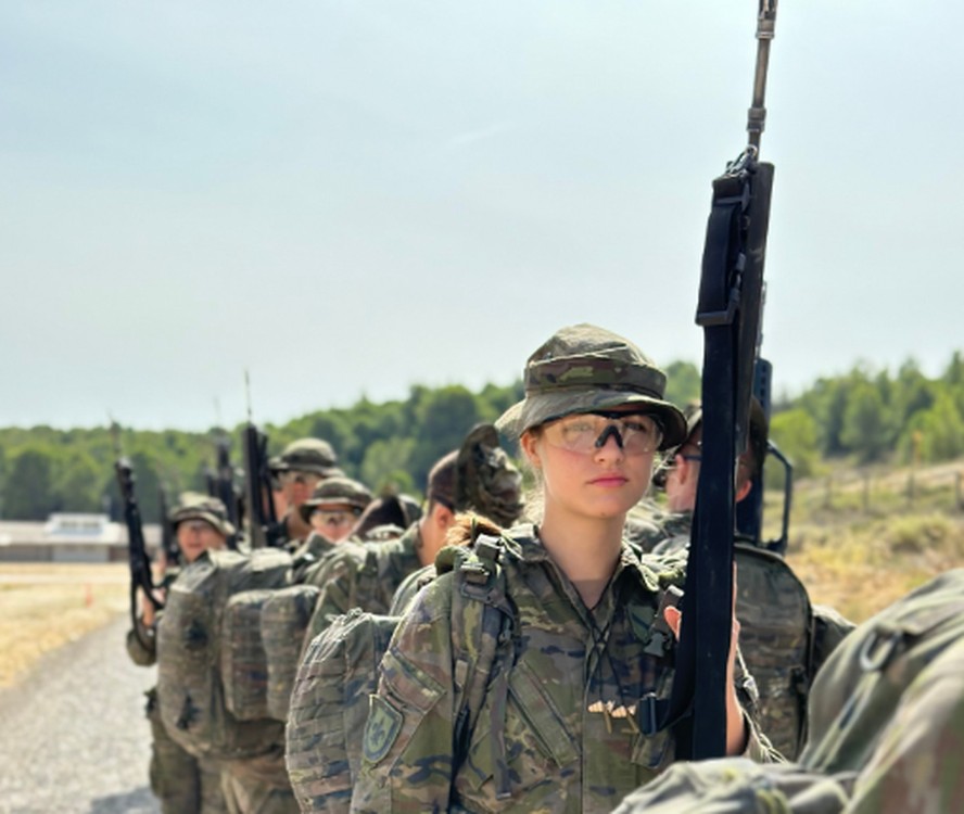 Princesa Leonor é fotografada portando fuzil durante treinamento militar